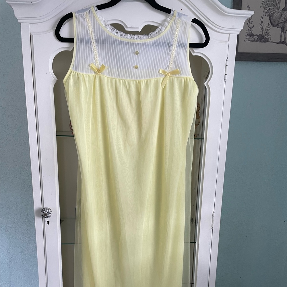 Vintage Durelle Lingerie nightgown. Size Small. Yellow